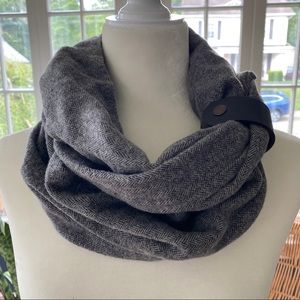 BXB Jenny Buxton Infinity Scarf Gray Black Cuff